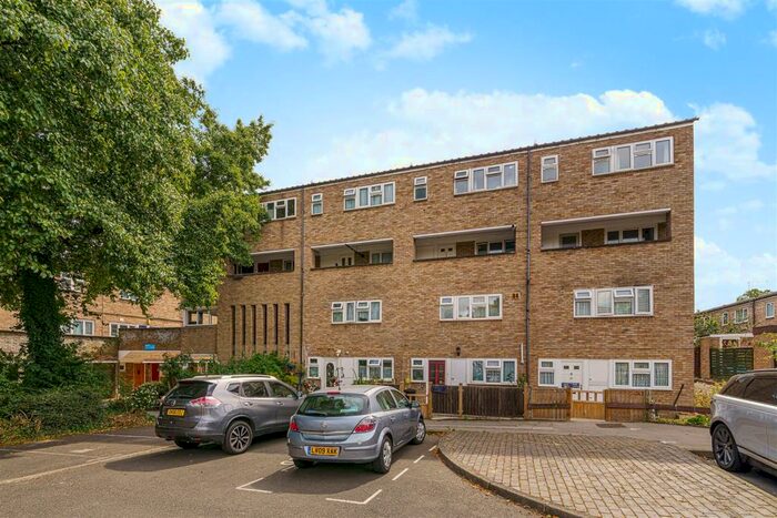 3 Bedroom Apartment To Rent In Chalkenden Close, Penge, SE20