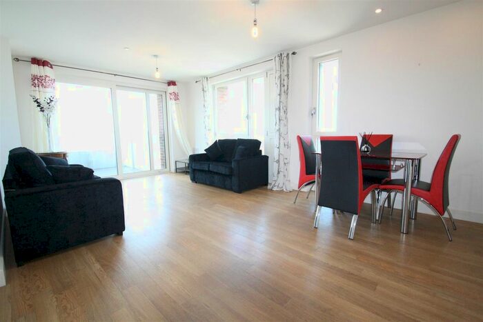 3 Bedroom Flat To Rent In Marner Point, Bow, E3