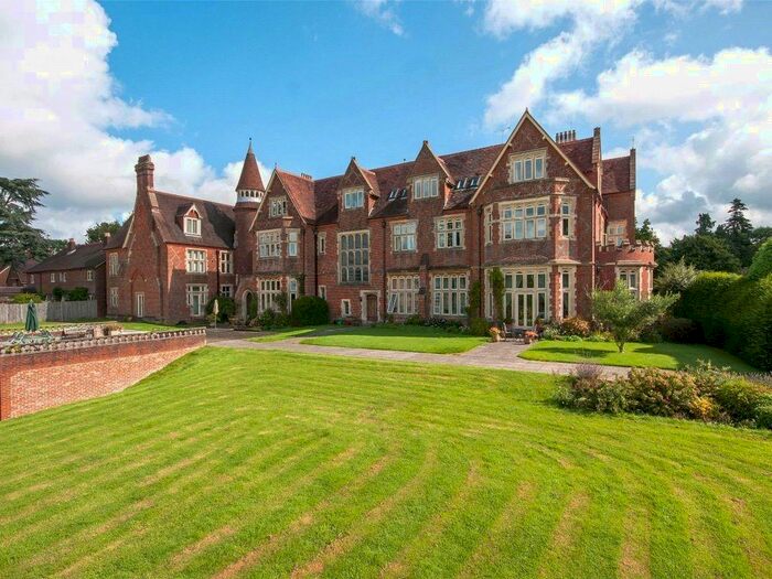 1 Bedroom Apartment For Sale In Grenehurst Park, Capel, RH5