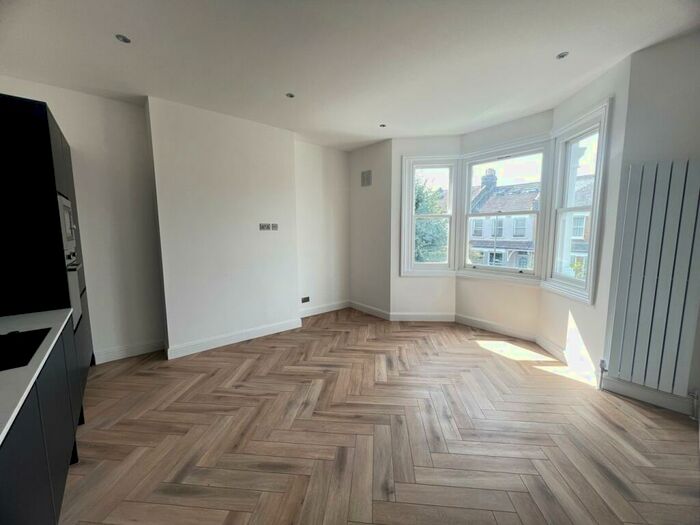 2 Bedroom Flat To Rent In Macdonald Road, London, N11