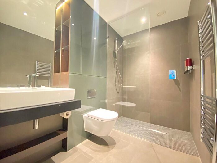 2 Bedroom Flat To Rent In Devan Grove, London, N4