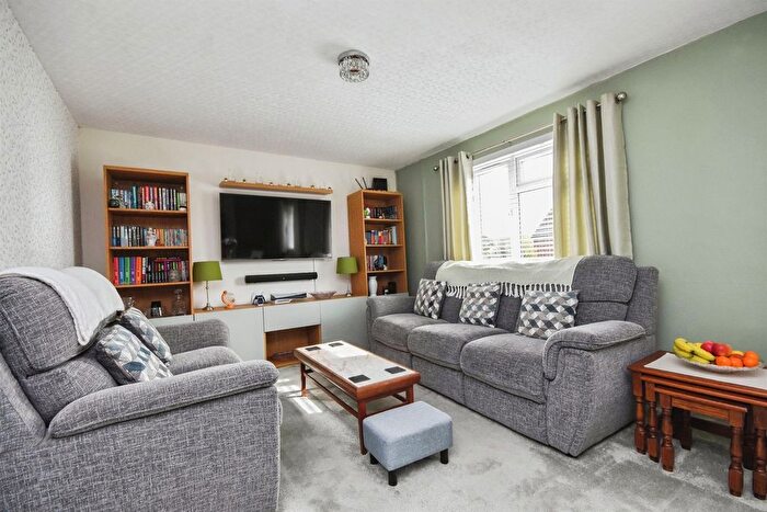 3 Bedroom Flat For Sale In Queensway, Ongar, CM5
