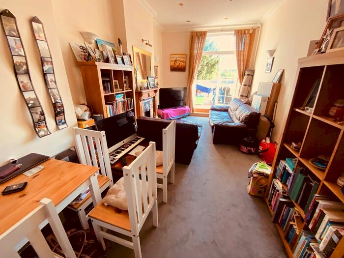 3 Bedroom Flat To Rent In Friern Park, London, N12