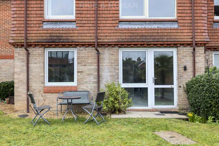 1 Bedroom Flat To Rent In Springfield Meadow, Weybridge, KT13