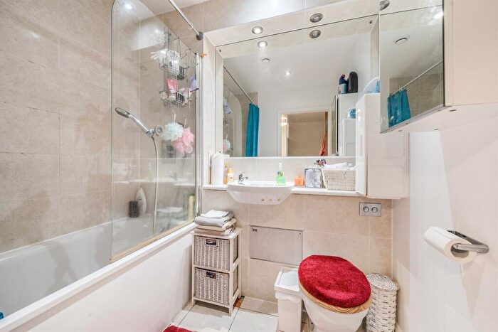 2 Bedroom Flat For Sale In Canning Square, Enfield, EN1