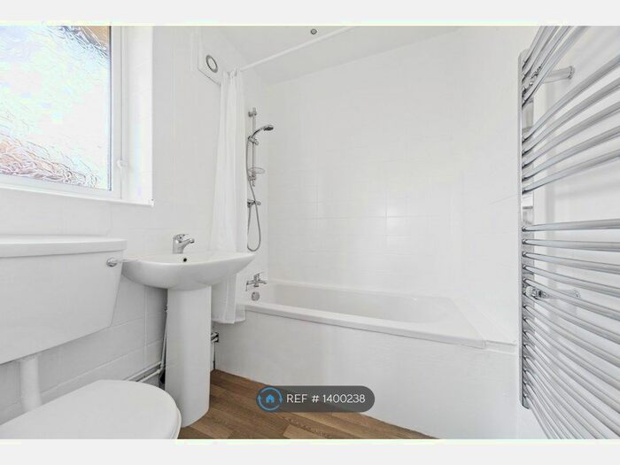 1 Bedroom Flat To Rent In Queenshill Road, Leeds, LS17