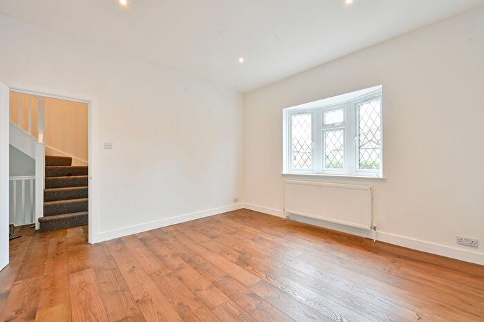 3 Bedroom Flat To Rent In Malden Road, Worcester Park, KT4