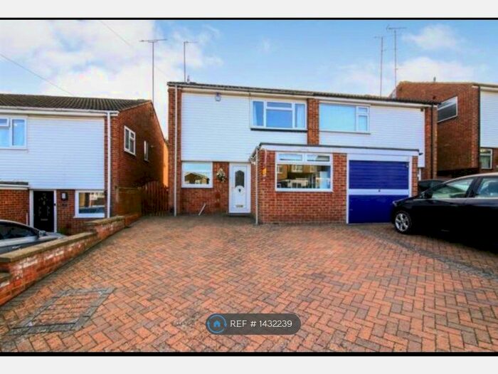 3 Bedroom Semi-Detached House To Rent In Barrington Road, Rugby, CV22