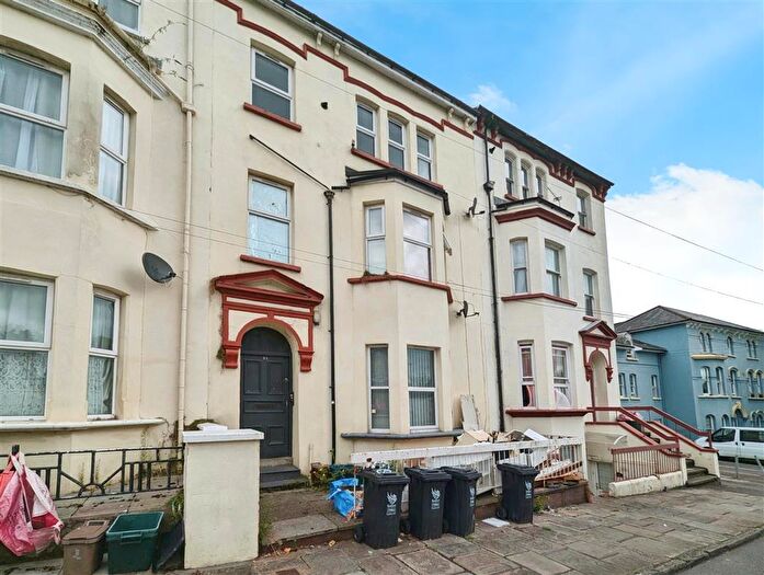 2 Bedroom Flat To Rent In Clytha Square, NP20