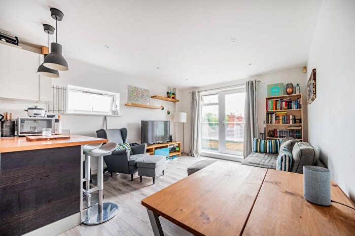 2 Bedroom Flat To Rent In Walnut Tree Close, Guildford, GU1