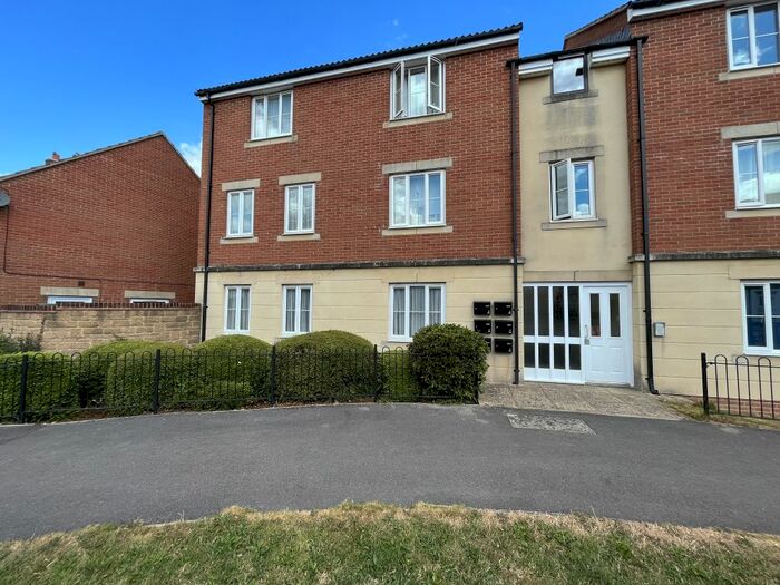 2 Bedroom Flat To Rent In Kingfisher Avenue, Gillingham, SP8