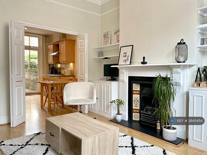 2 Bedroom Flat To Rent In Stormont Road, London, SW11