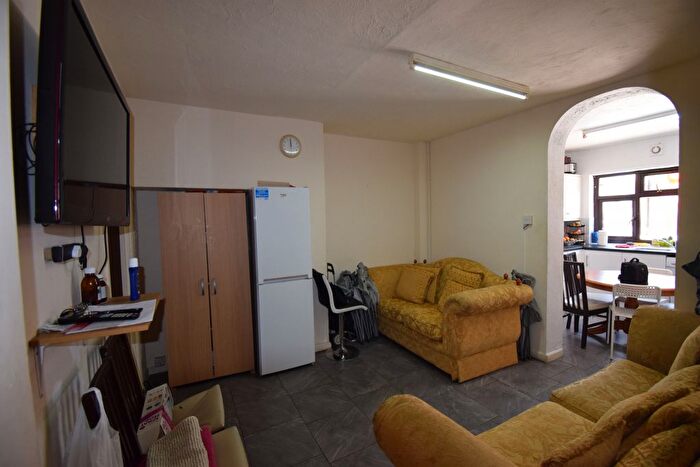 4 Bedroom Semi-Detached House To Rent In Grafton Road, Dagenham, RM8