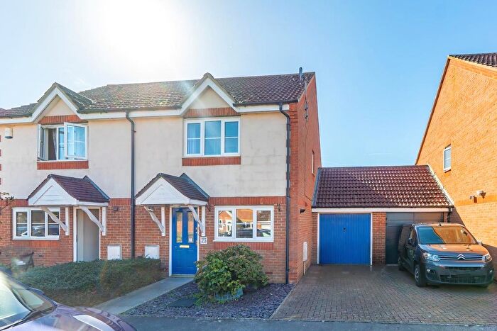 3 Bedroom Semi-detached House For Sale In Nettleton Close, Leighton Buzzard, LU7