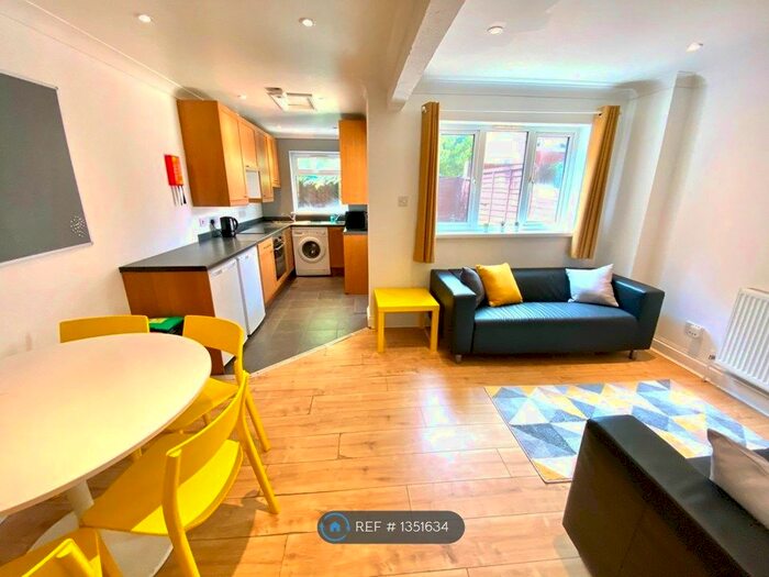 7 Bedroom End Of Terrace House To Rent In Spear Road, Southampton, SO14