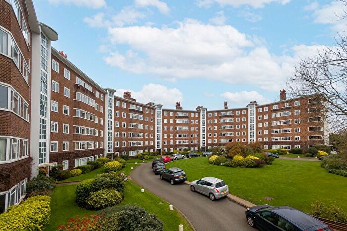 3 Bedroom Flat For Sale In Queens Court, Queens Road, TW10