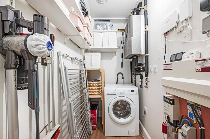 1 Bedroom Flat To Rent In Violet Road, , Bow, London, E3