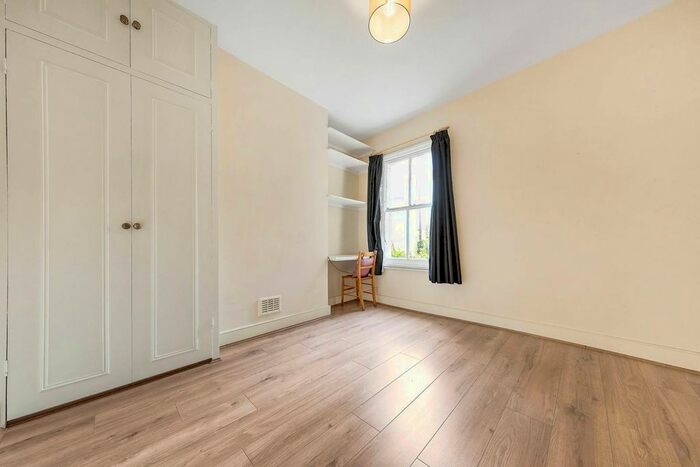 2 Bedroom Flat To Rent In Holyport Road, Fulham, London, SW6