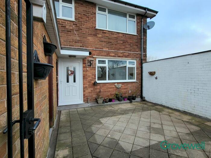 3 Bedroom Maisonette To Rent In Kirkway, Middleton, Manchester, M24