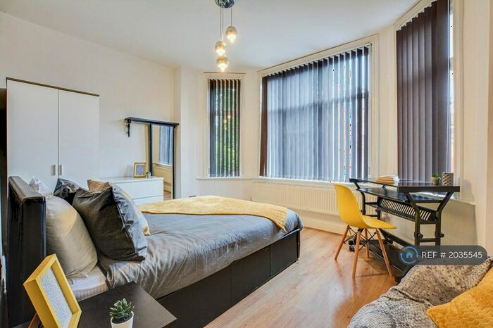 7 Bedroom Semi-Detached House To Rent In Kensington Avenue, Manchester, M14