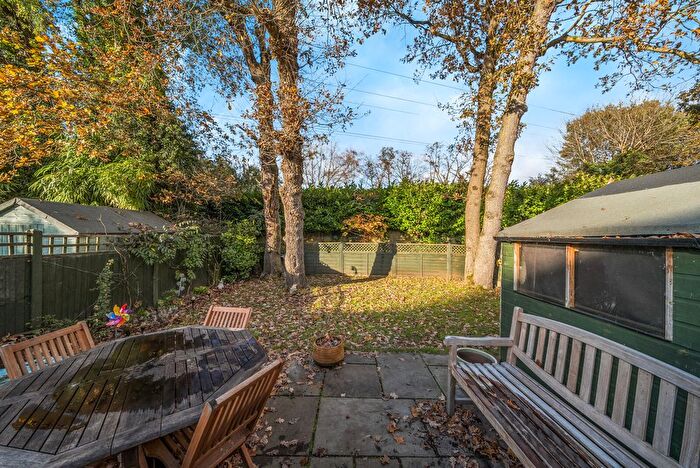 2 Bedroom Flat For Sale In Birchwood Road, West Byfleet, KT14