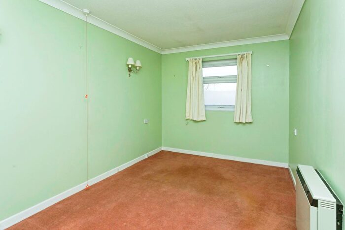 1 Bedroom Flat For Sale In Flintergill Court, Milton Keynes, Buckinghamshire, MK13