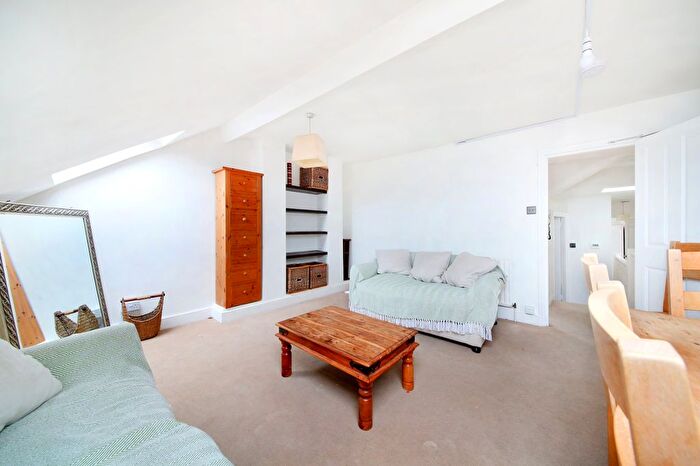 2 Bedroom Flat To Rent In Brayburne Avenue, Clapham, SW4