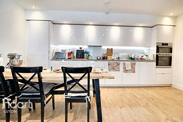 2 Bedroom Flat For Sale In Stirling Drive, Luton, LU2