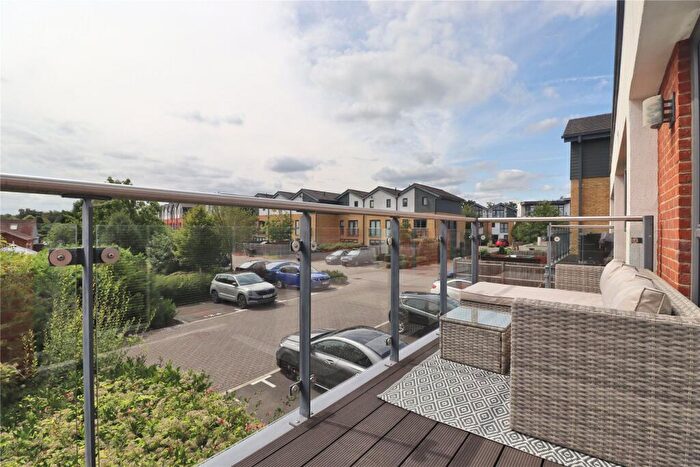 1 Bedroom Flat For Sale In Acer Grove, Woking, Surrey, GU22