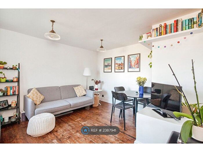 2 Bedroom Flat To Rent In Palace Road, London, SW2