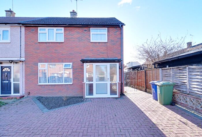 3 Bedroom End Of Terrace House For Sale In Dunkellin Way, South Ockendon, RM15