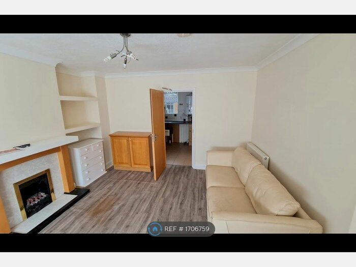 3 Bedroom Semi-Detached House To Rent In Chestnut Road, Southampton, SO16