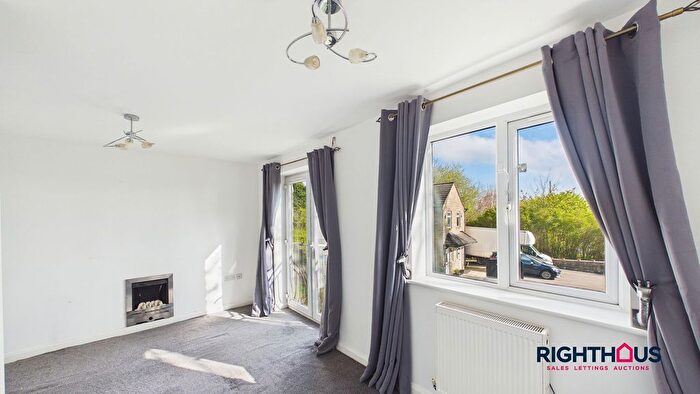 4 Bedroom Semi-detached House To Rent In Beechwood Avenue, Bradford, BD6