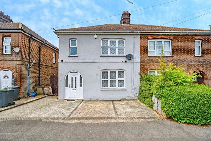3 Bedroom Semi-Detached House For Sale In Pembroke Avenue, Luton, Bedfordshire, LU4