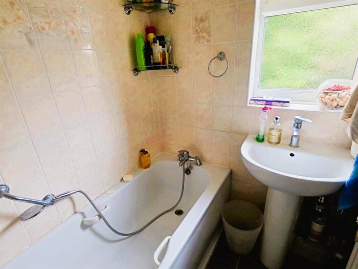 3 Bedroom End Of Terrace House To Rent In Marlins Turn, Hemel Hempstead, HP1