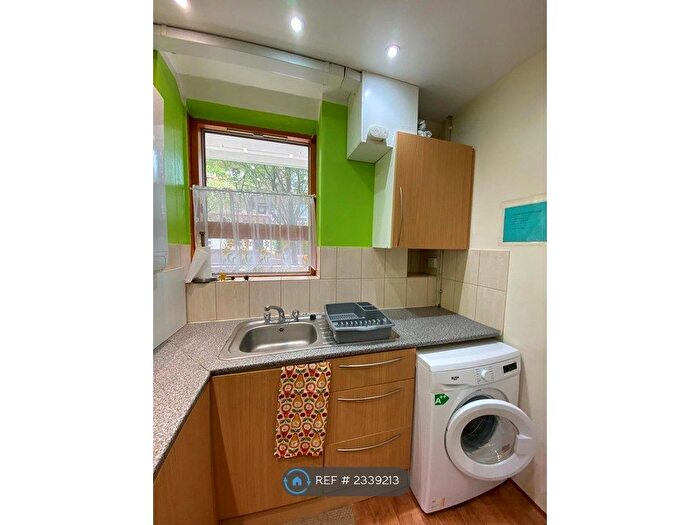 3 Bedroom Flat To Rent In Gower House, London, SE17