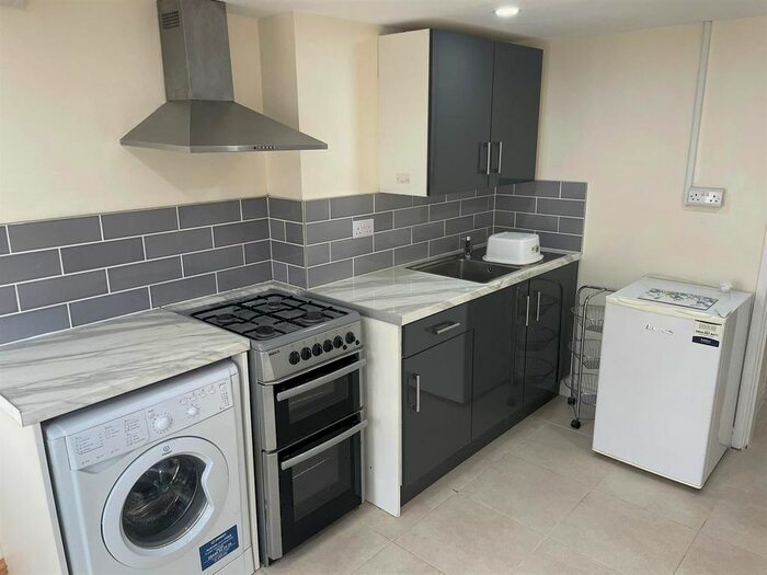 1 Bedroom Flat To Rent In The Crescent, Solihull, B91