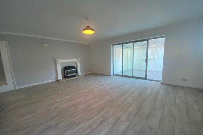 3 Bedroom Bungalow To Rent In South Road, Cambridge, CB24