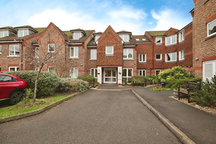 1 Bedroom Apartment For Sale In Linters Court, Redhill, RH1