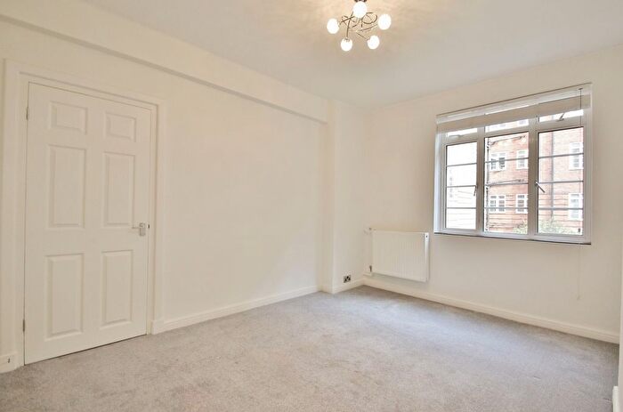 1 Bedroom Flat To Rent In Latymer Court, Hammersmith Road, Hammersmith, W6