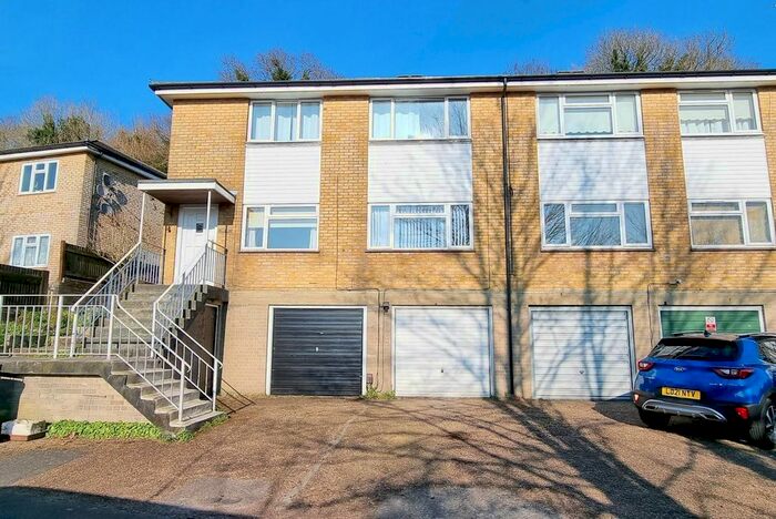 2 Bedroom Maisonette To Rent In Commonwealth Road, Caterham, CR3