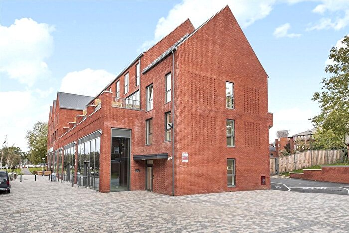 3 Bedroom Flat For Sale In Elms Walk, Wokingham, RG40
