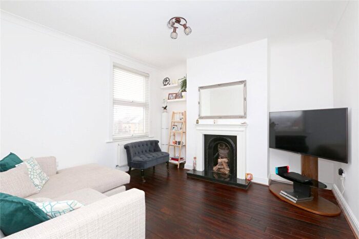 2 Bedroom Apartment For Sale In Friern Barnet Road, London, N11
