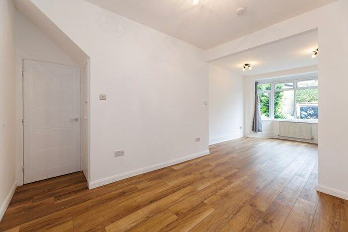 2 Bedroom Flat To Rent In Cannon Hill Lane, London, SW20