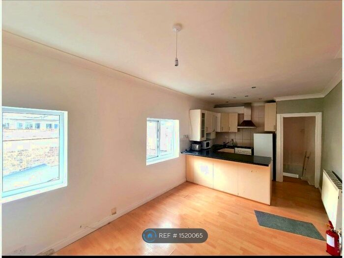 2 Bedroom Flat To Rent In Roman Road, London, E2