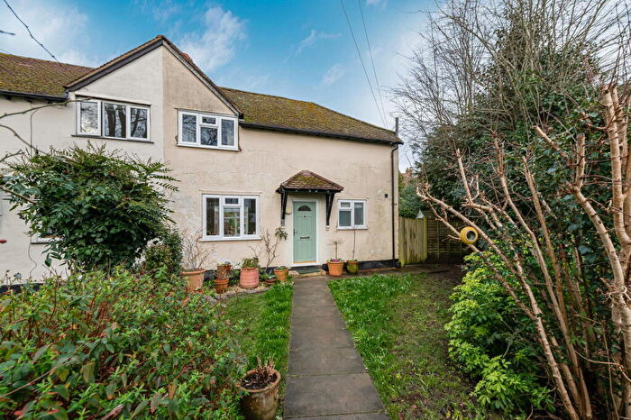 3 Bedroom Semi Detached House For Sale In Chantry Road, Chilworth, Guildford, GU4