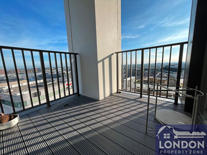 3 Bedroom Flat To Rent In Fountain Park Way, White City, London, W12