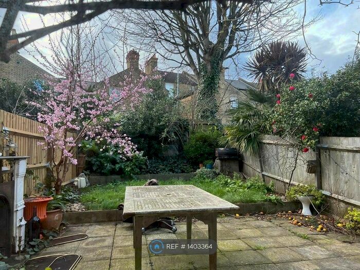 2 Bedroom Flat To Rent In Beechdale Road, London, SW2