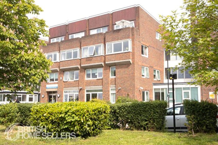 2 Bedroom Apartment For Sale In Stuart Crescent, London, N22