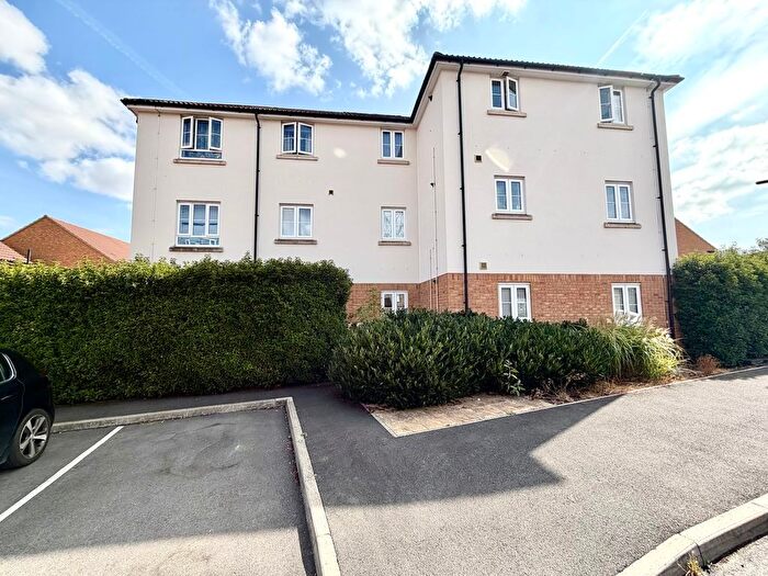 2 Bedroom Flat For Sale In Woodroffe Square, Calne, SN11